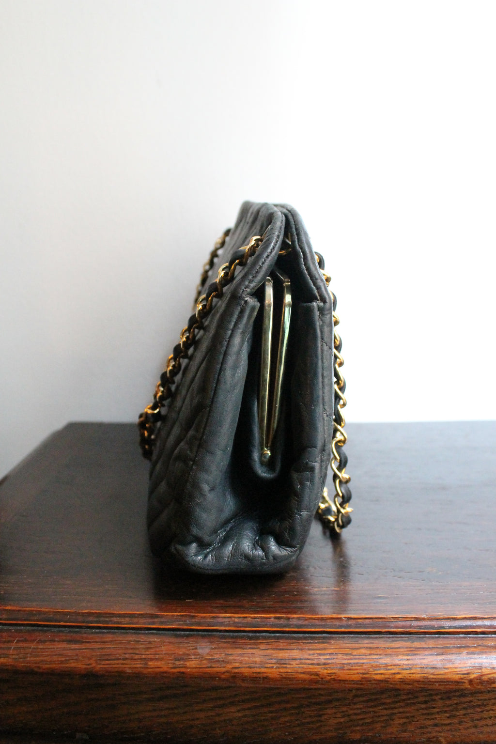 Chanel sac à main modèle Chevron en cuir noir vintage
