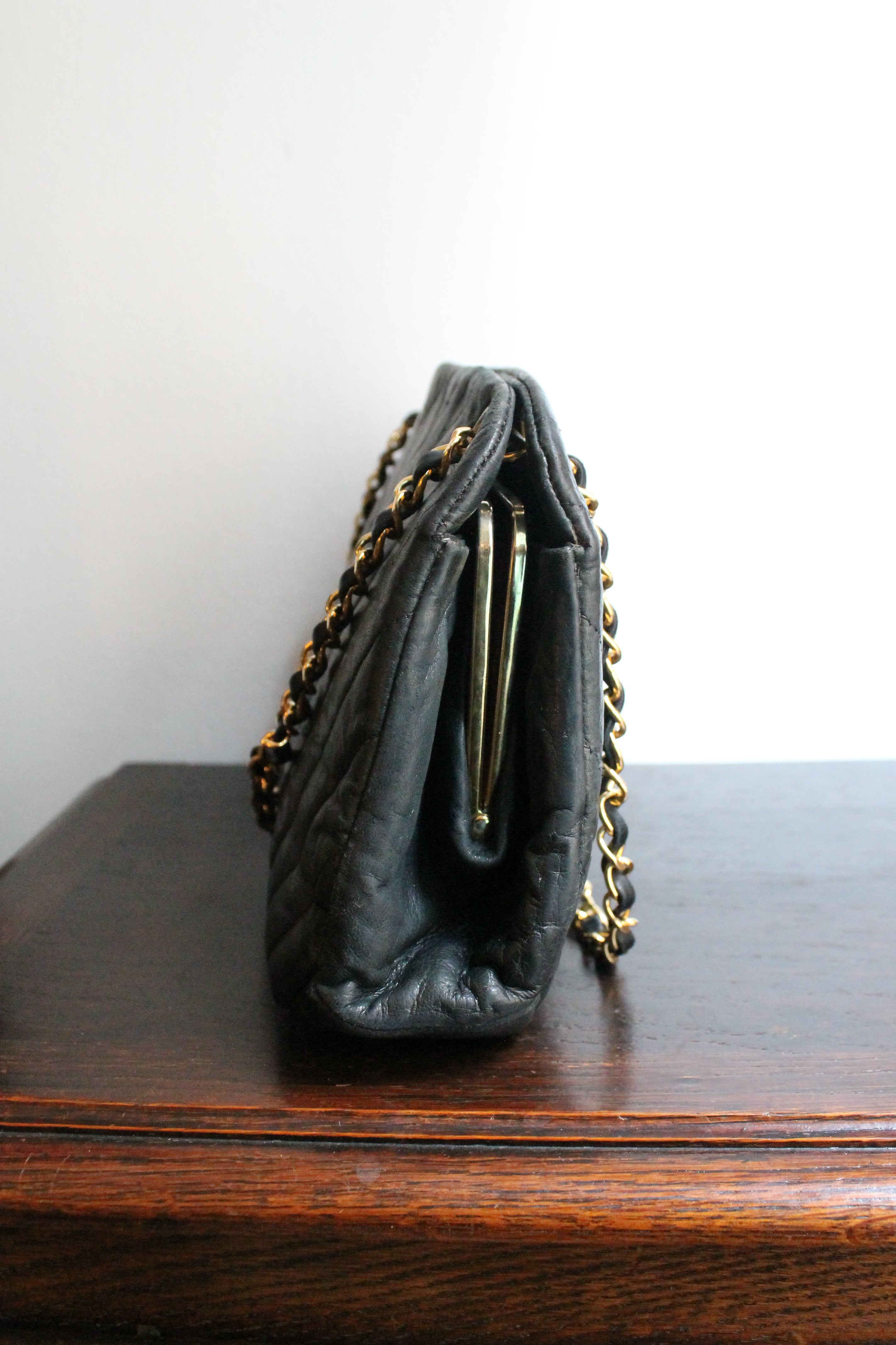 Chanel sac à main modèle Chevron en cuir noir vintage