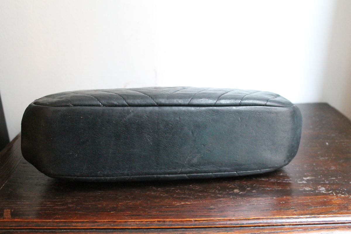 Chanel sac à main modèle Chevron en cuir noir vintage
