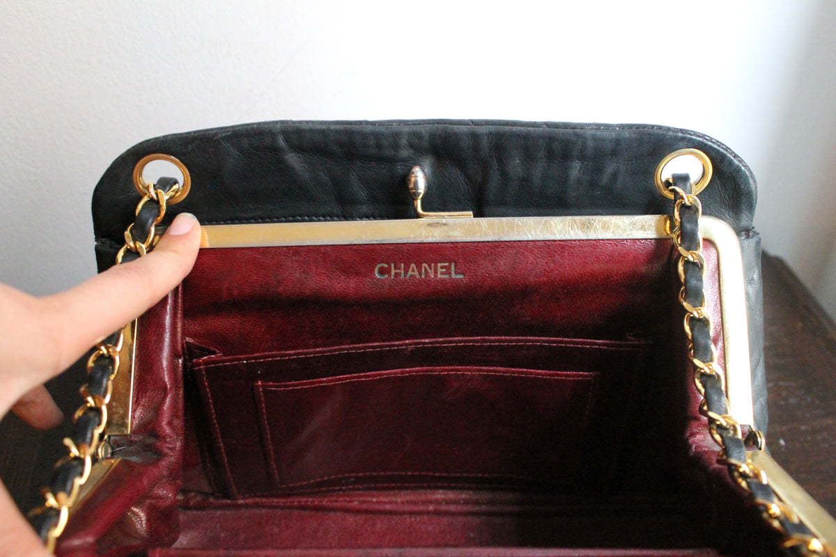 Chanel sac à main modèle Chevron en cuir noir vintage