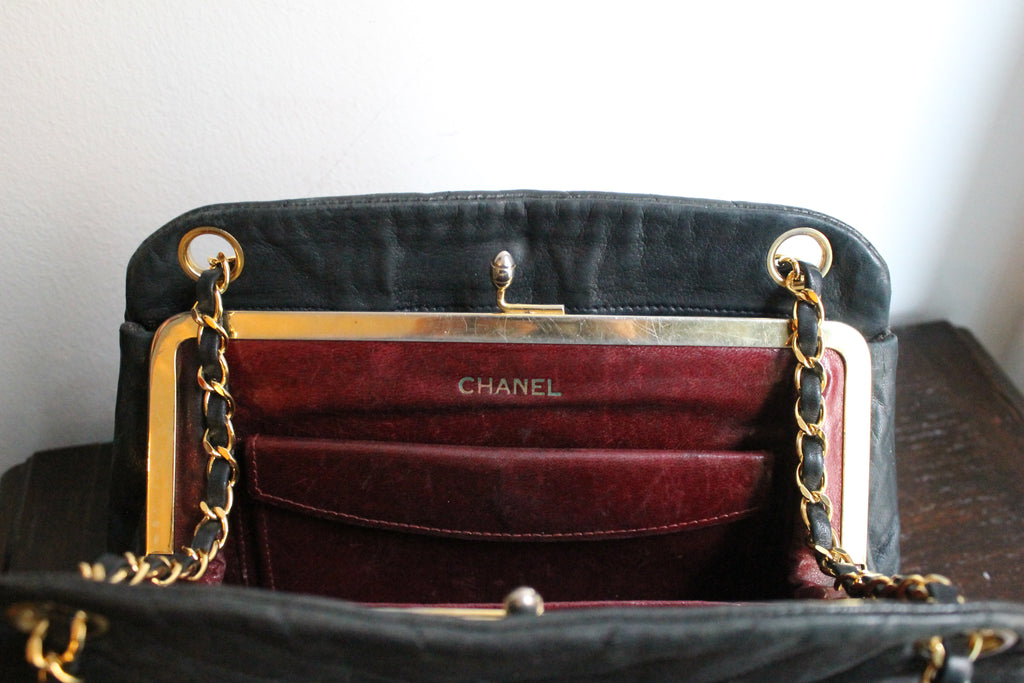 Chanel sac à main modèle Chevron en cuir noir vintage