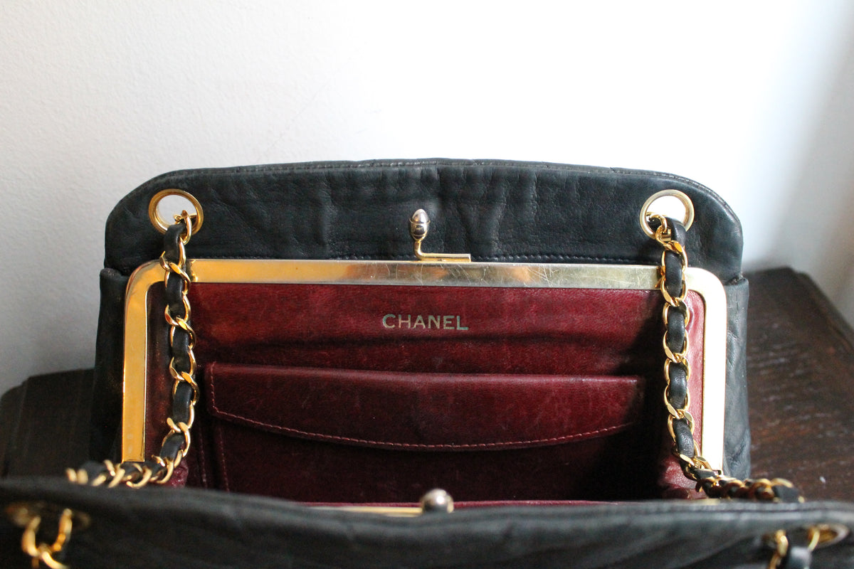 Chanel sac à main modèle Chevron en cuir noir vintage