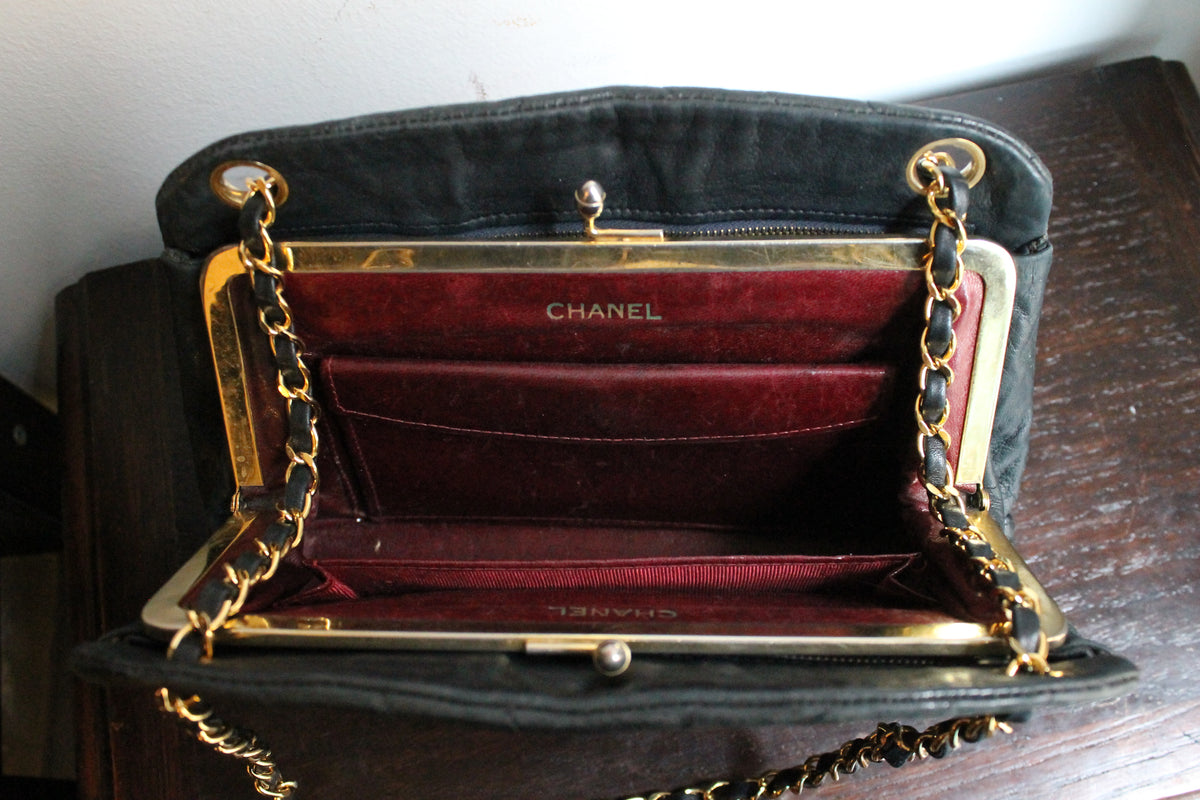 Chanel sac à main modèle Chevron en cuir noir vintage