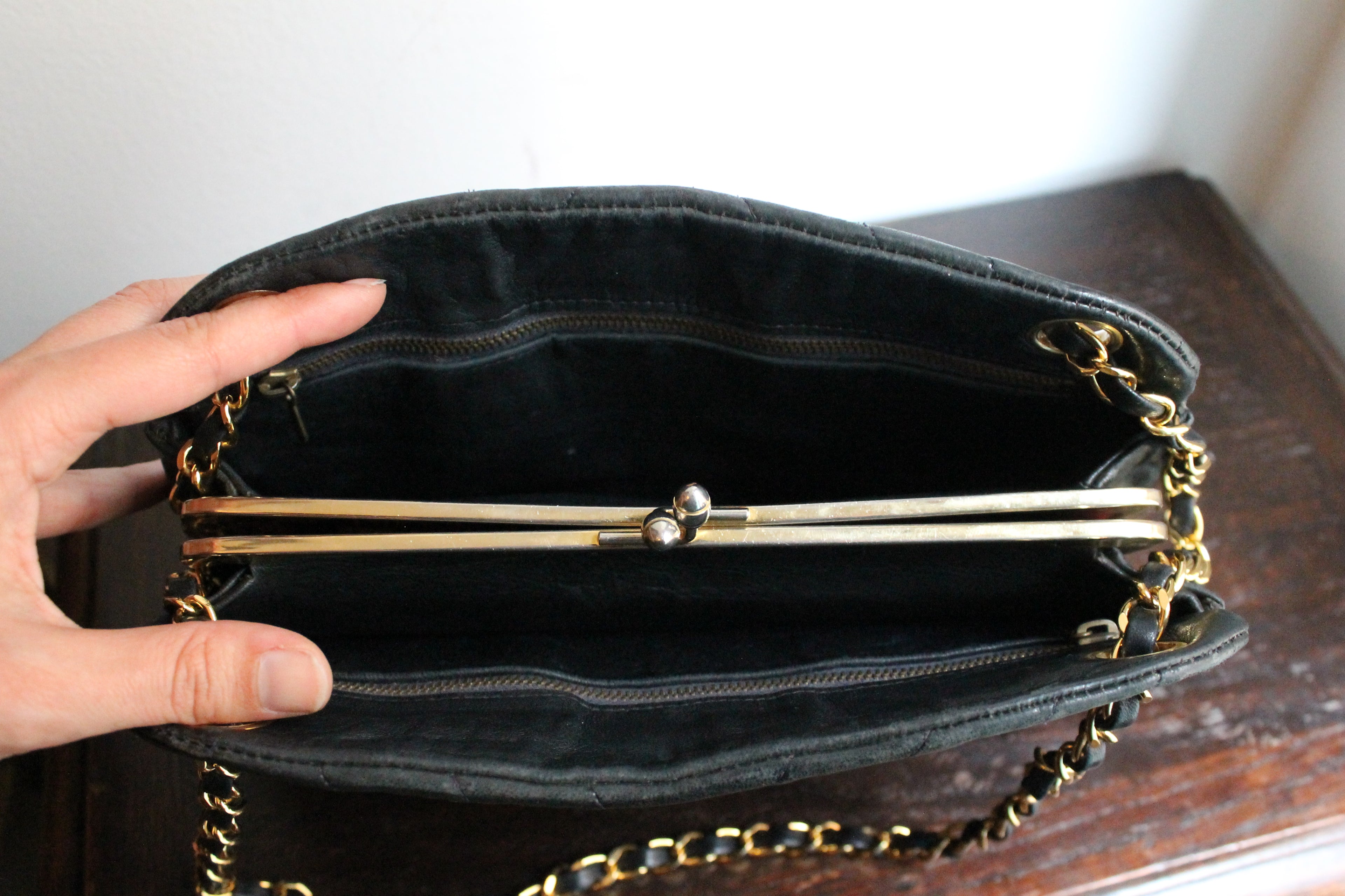 Chanel sac à main modèle Chevron en cuir noir vintage