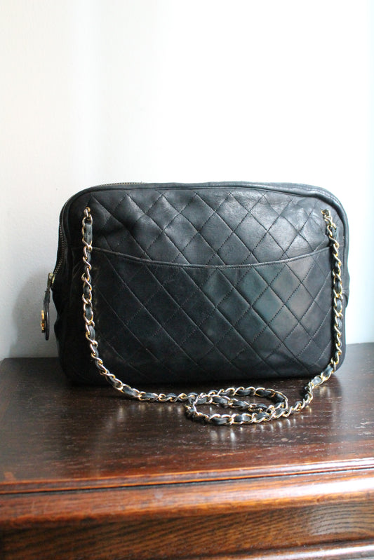 Chanel sac à main modèle caméra en cuir noir