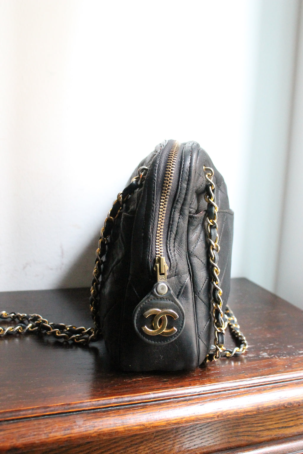 Chanel sac à main modèle caméra en cuir noir