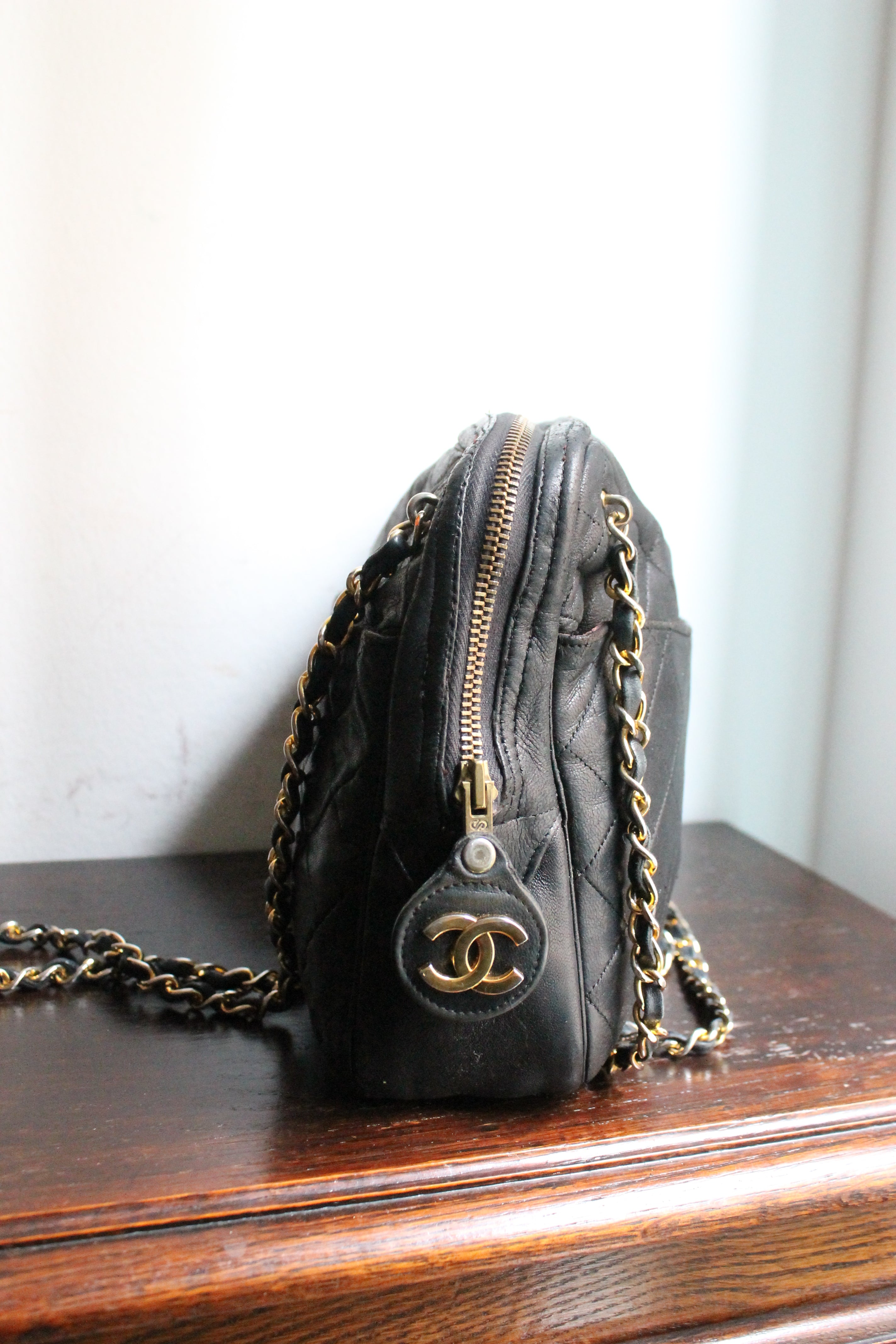 Chanel sac à main modèle caméra en cuir noir
