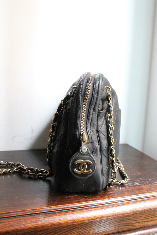 Chanel sac à main modèle caméra en cuir noir