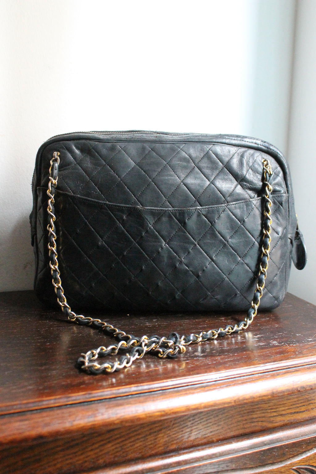 Chanel sac à main modèle caméra en cuir noir