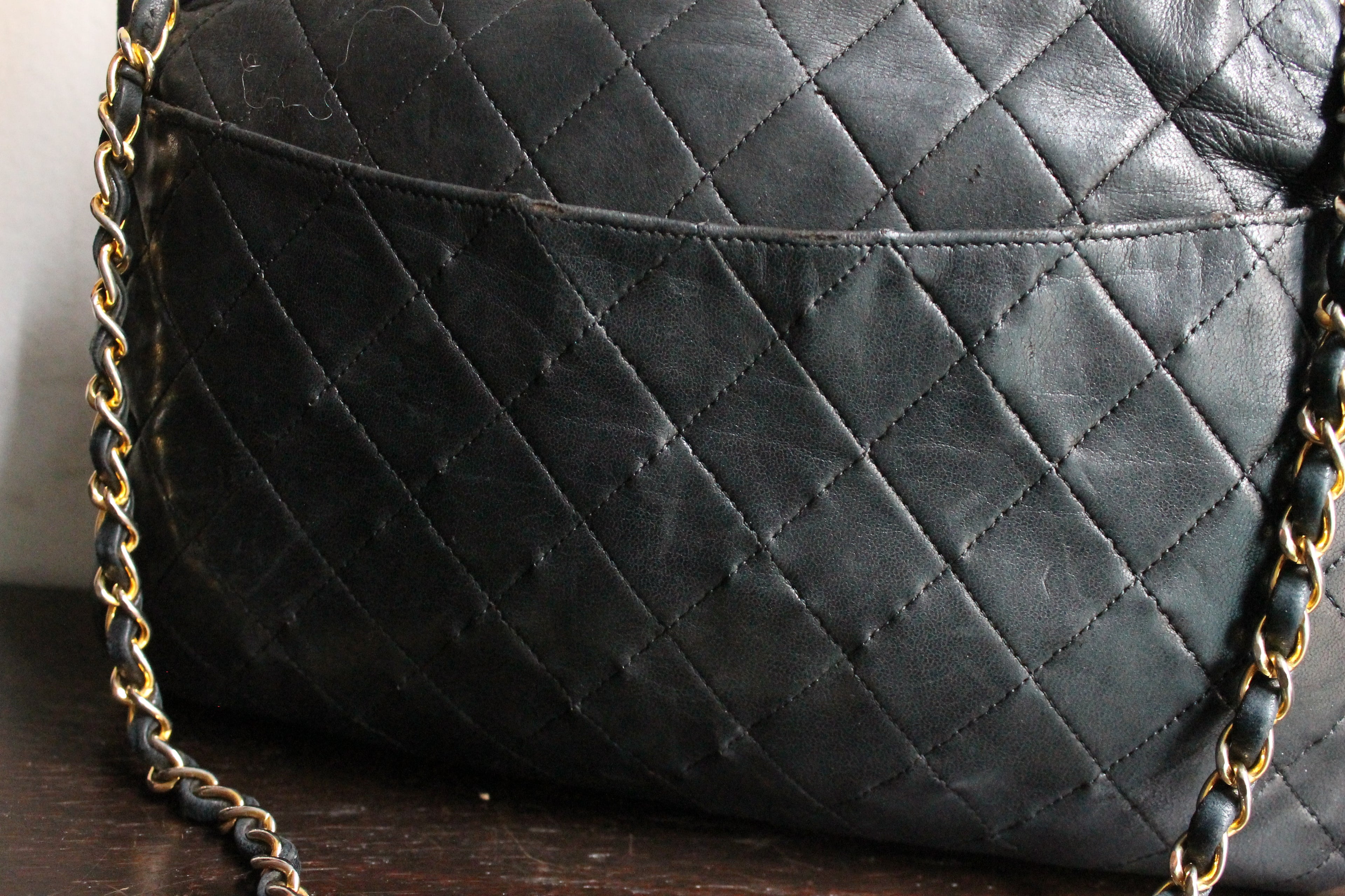 Chanel sac à main modèle caméra en cuir noir