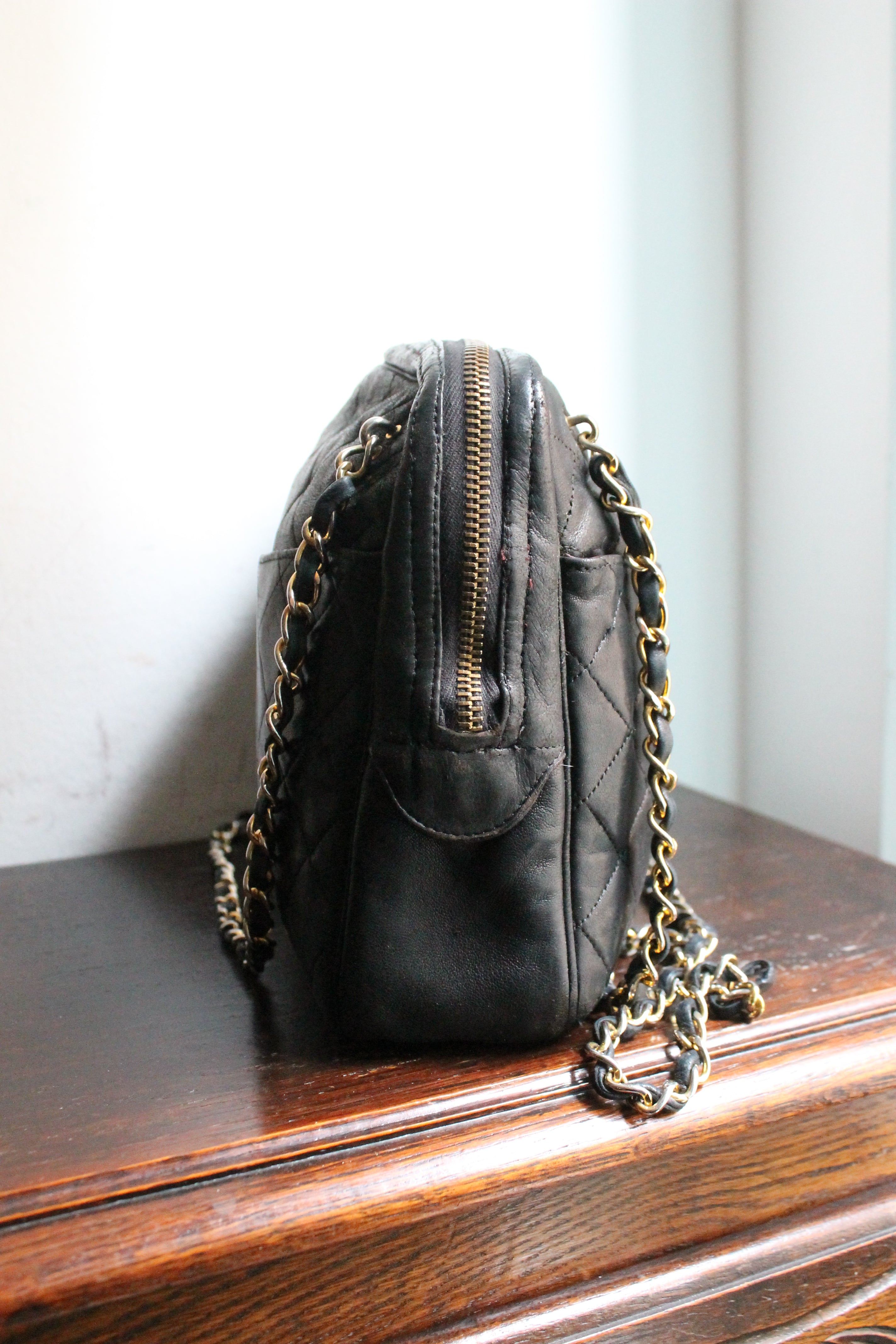 Chanel sac à main modèle caméra en cuir noir