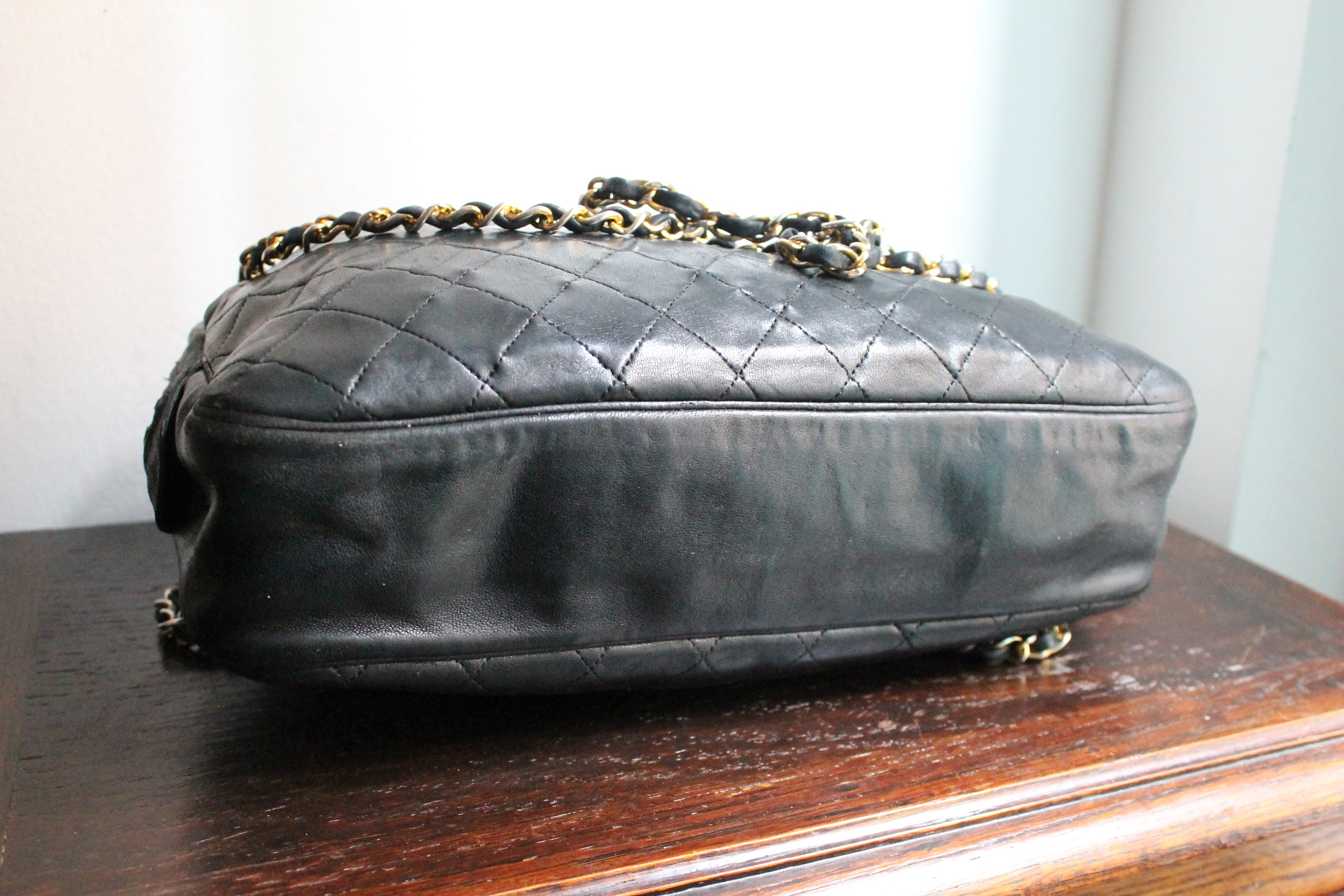 Chanel sac à main modèle caméra en cuir noir