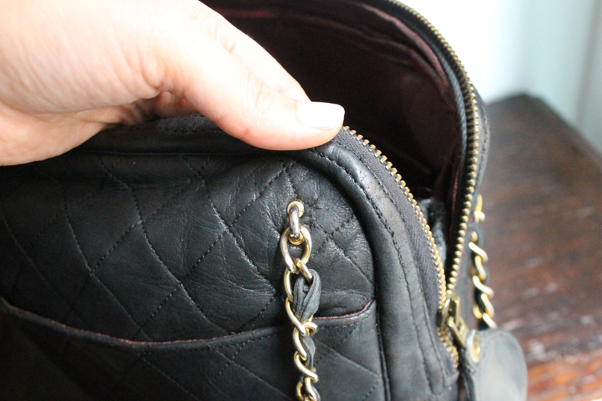 Chanel sac à main modèle caméra en cuir noir