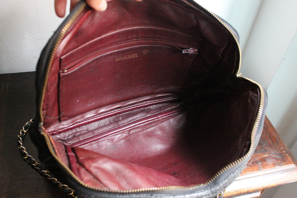 Chanel sac à main modèle caméra en cuir noir