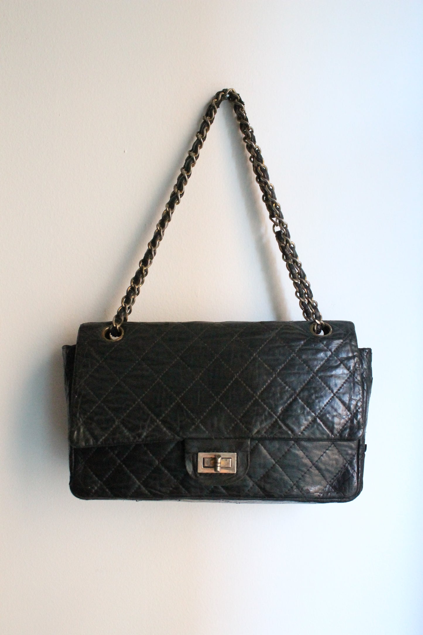 Chanel sac à main modèle "2.55" vintage à double rabat en cuir noir