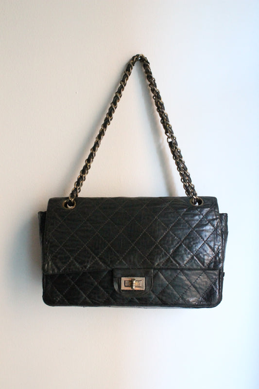 Chanel sac à main modèle "2.55" vintage à double rabat en cuir noir