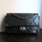 Chanel sac à main modèle "2.55" vintage à double rabat en cuir noir