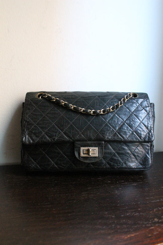 Chanel sac à main modèle "2.55" vintage à double rabat en cuir noir