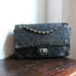 Chanel sac à main modèle "2.55" vintage à double rabat en cuir noir