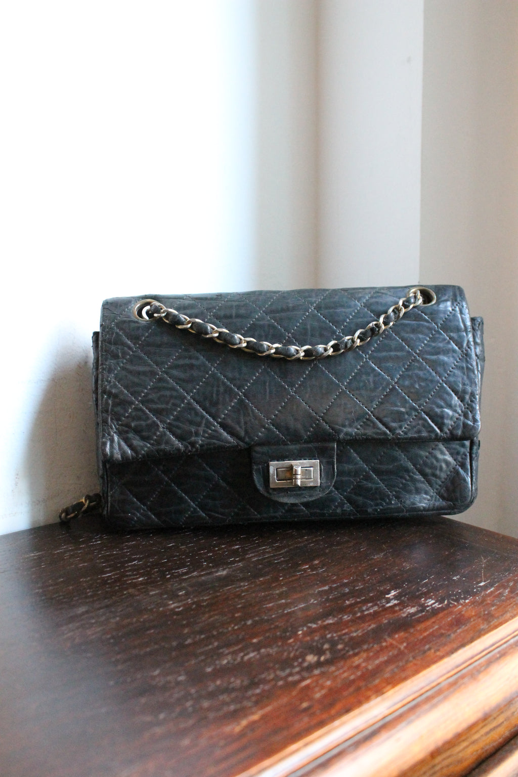 Chanel sac à main modèle "2.55" vintage à double rabat en cuir noir
