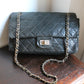 Chanel sac à main modèle "2.55" vintage à double rabat en cuir noir