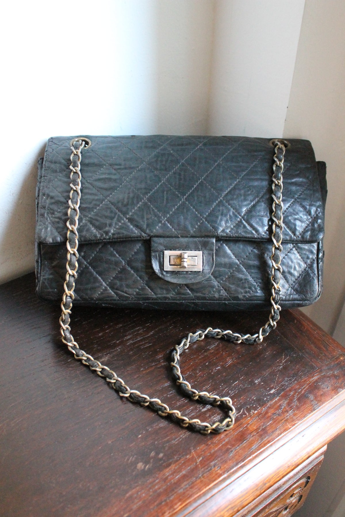 Chanel sac à main modèle "2.55" vintage à double rabat en cuir noir