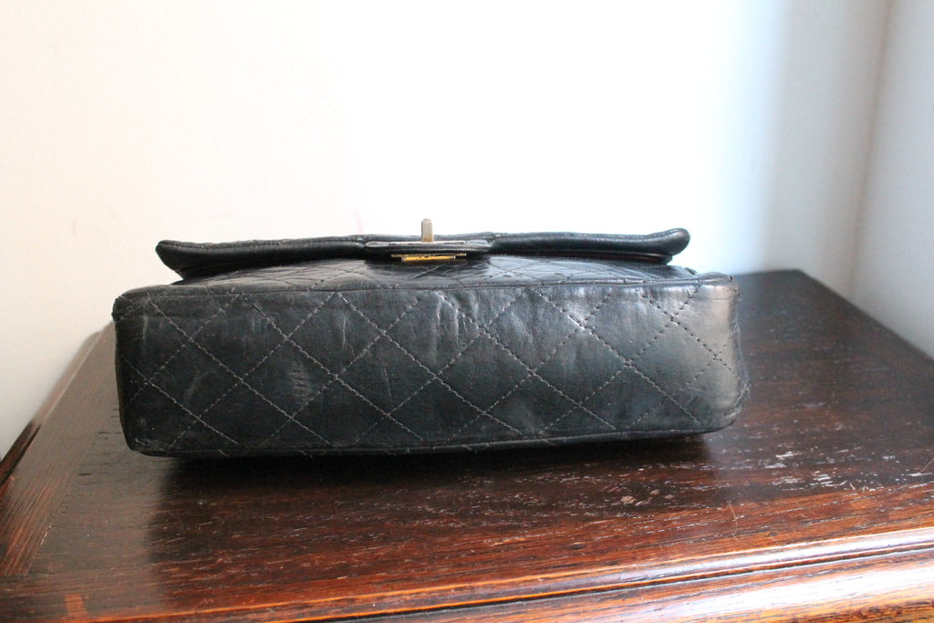 Chanel sac à main modèle "2.55" vintage à double rabat en cuir noir