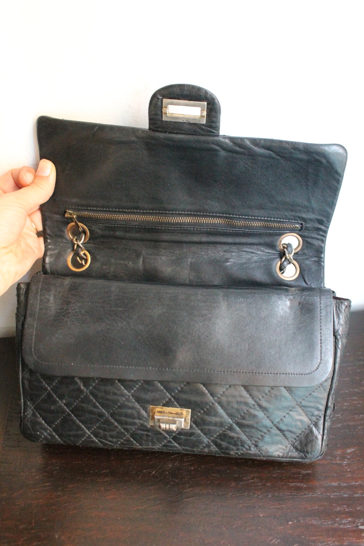 Chanel sac à main modèle "2.55" vintage à double rabat en cuir noir