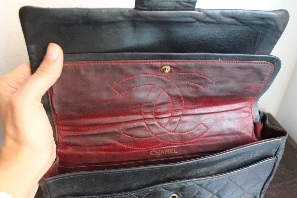 Chanel sac à main modèle "2.55" vintage à double rabat en cuir noir