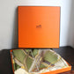 Hermès carré en soie modèle "Diane" coloris vert jaune et argenté
