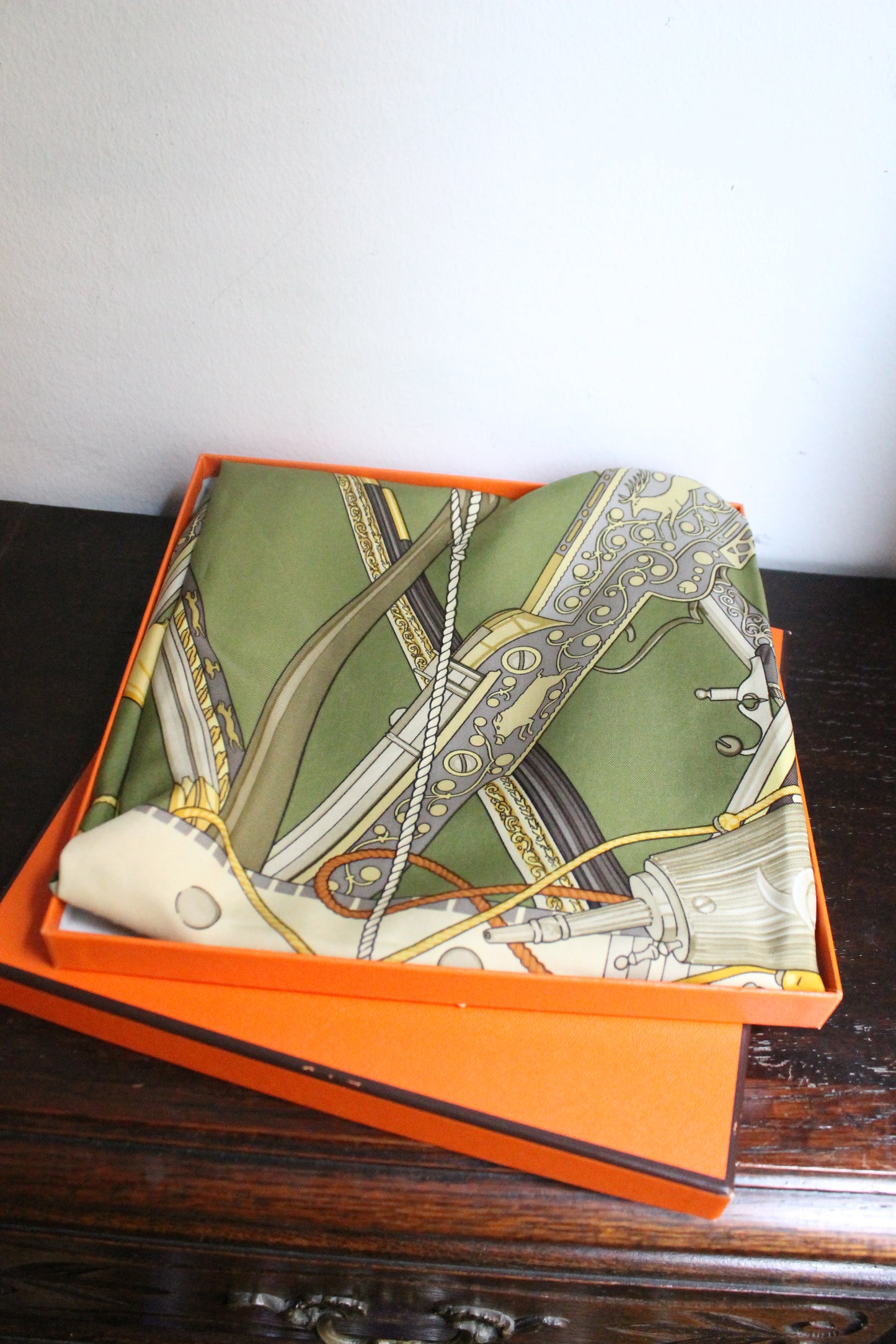 Hermès carré en soie modèle "Diane" coloris vert jaune et argenté