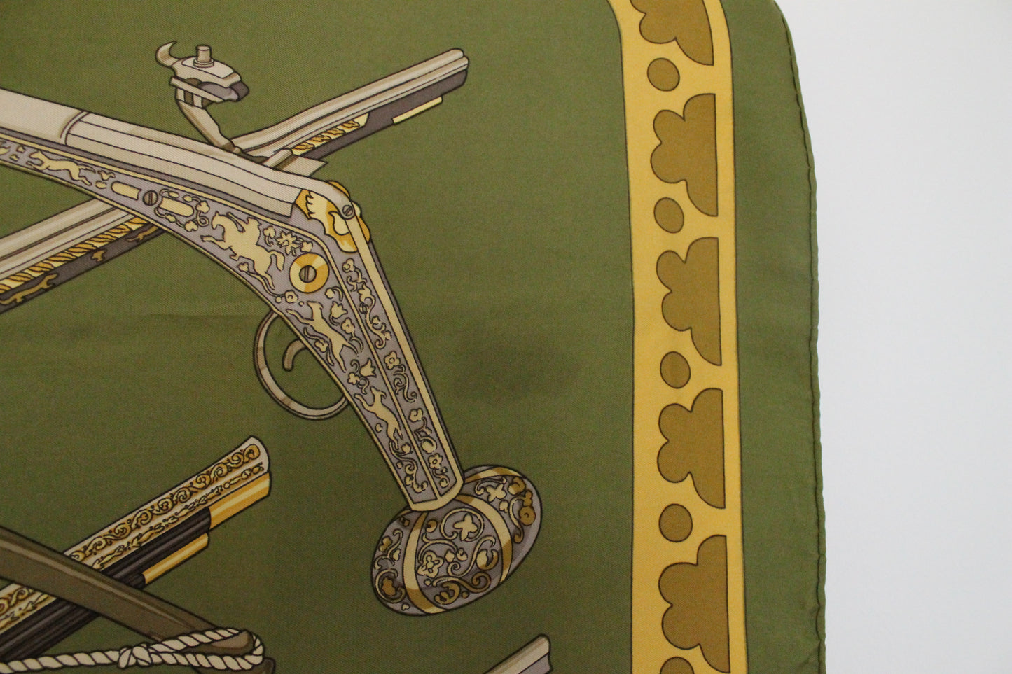 Hermès carré en soie modèle "Diane" coloris vert jaune et argenté