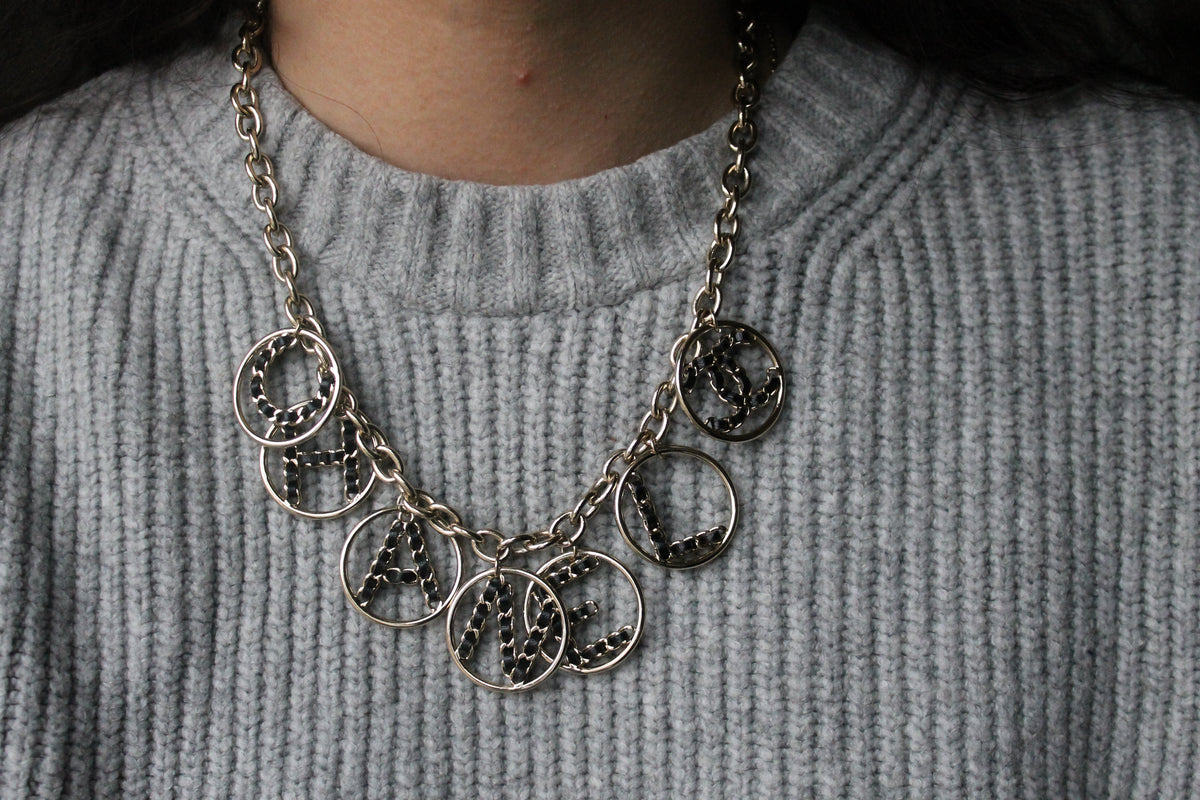 Chanel collier en métal argenté et cuir