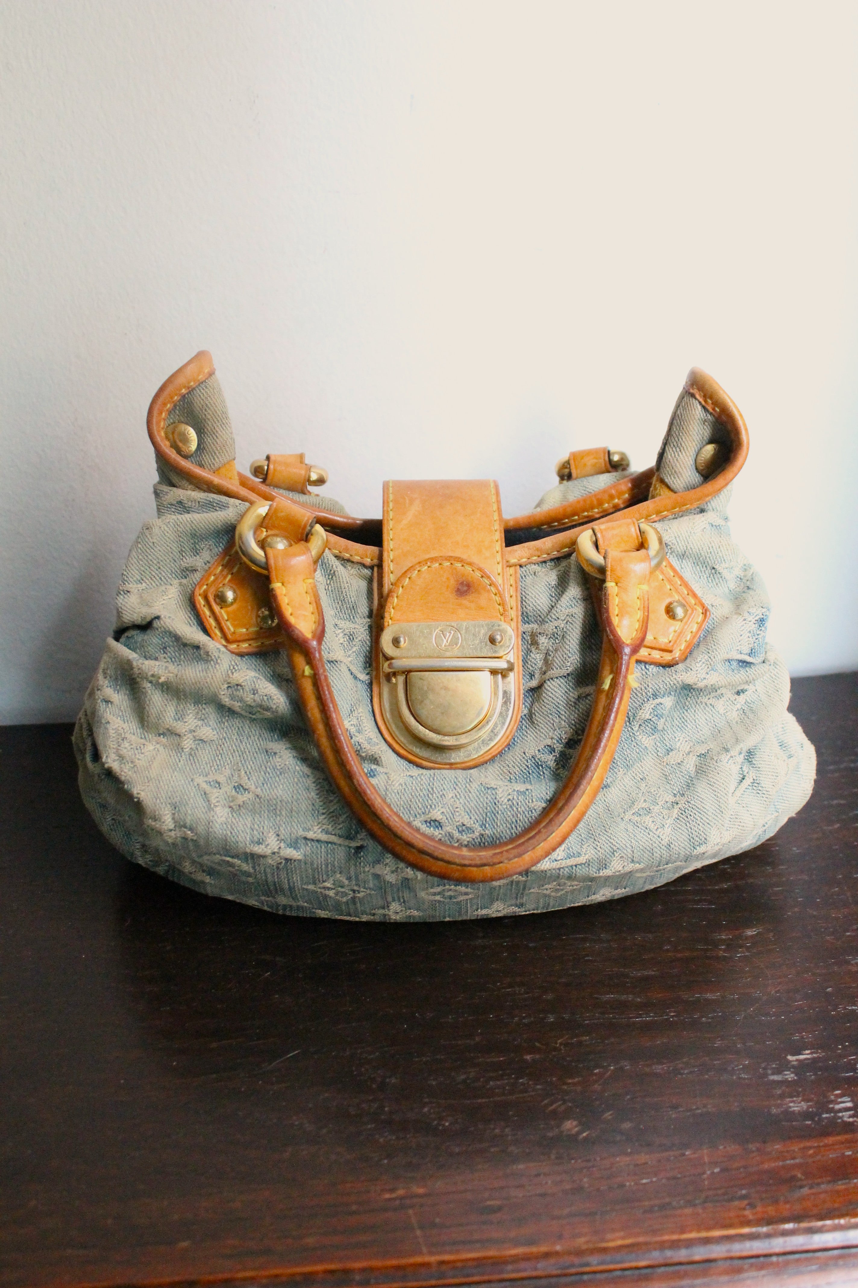 Louis Vuitton sac à main modèle Pleaty en denim bleu et cuir