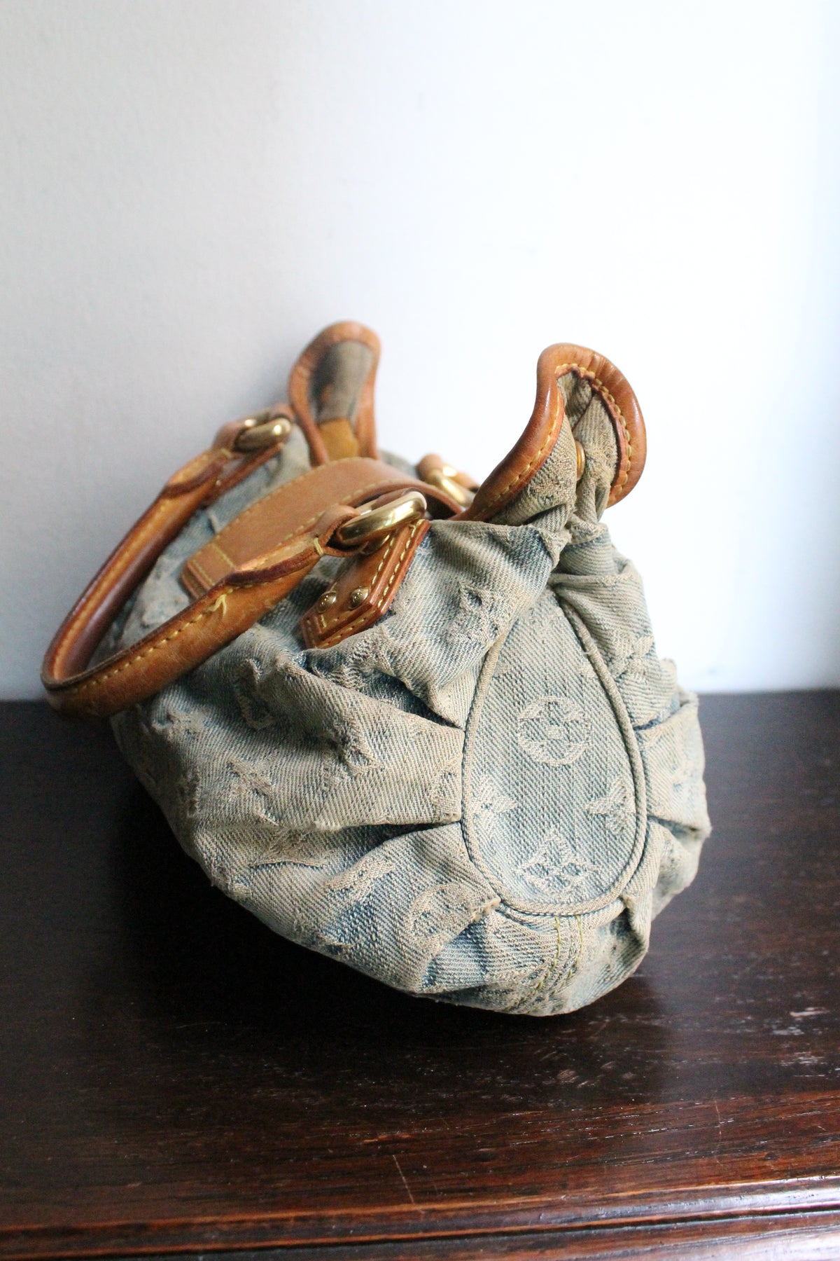 Louis Vuitton sac à main modèle Pleaty en denim bleu et cuir