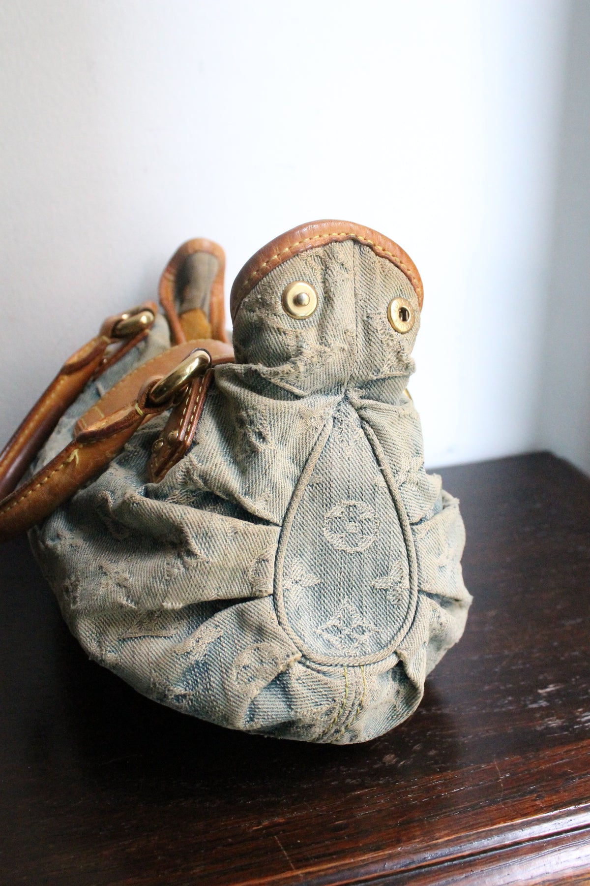 Louis Vuitton sac à main modèle Pleaty en denim bleu et cuir