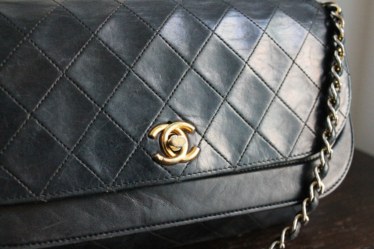 Chanel sac à main Timeless en cuir noir à rabat