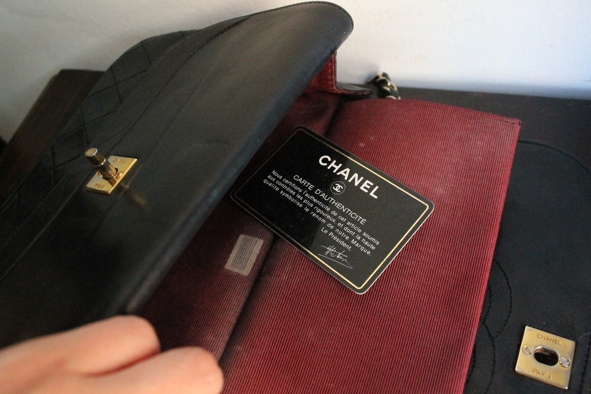 Chanel sac à main Timeless en cuir noir à rabat