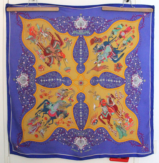 Hermès carré en soie violet et jaune modèle "Poésie Persane"