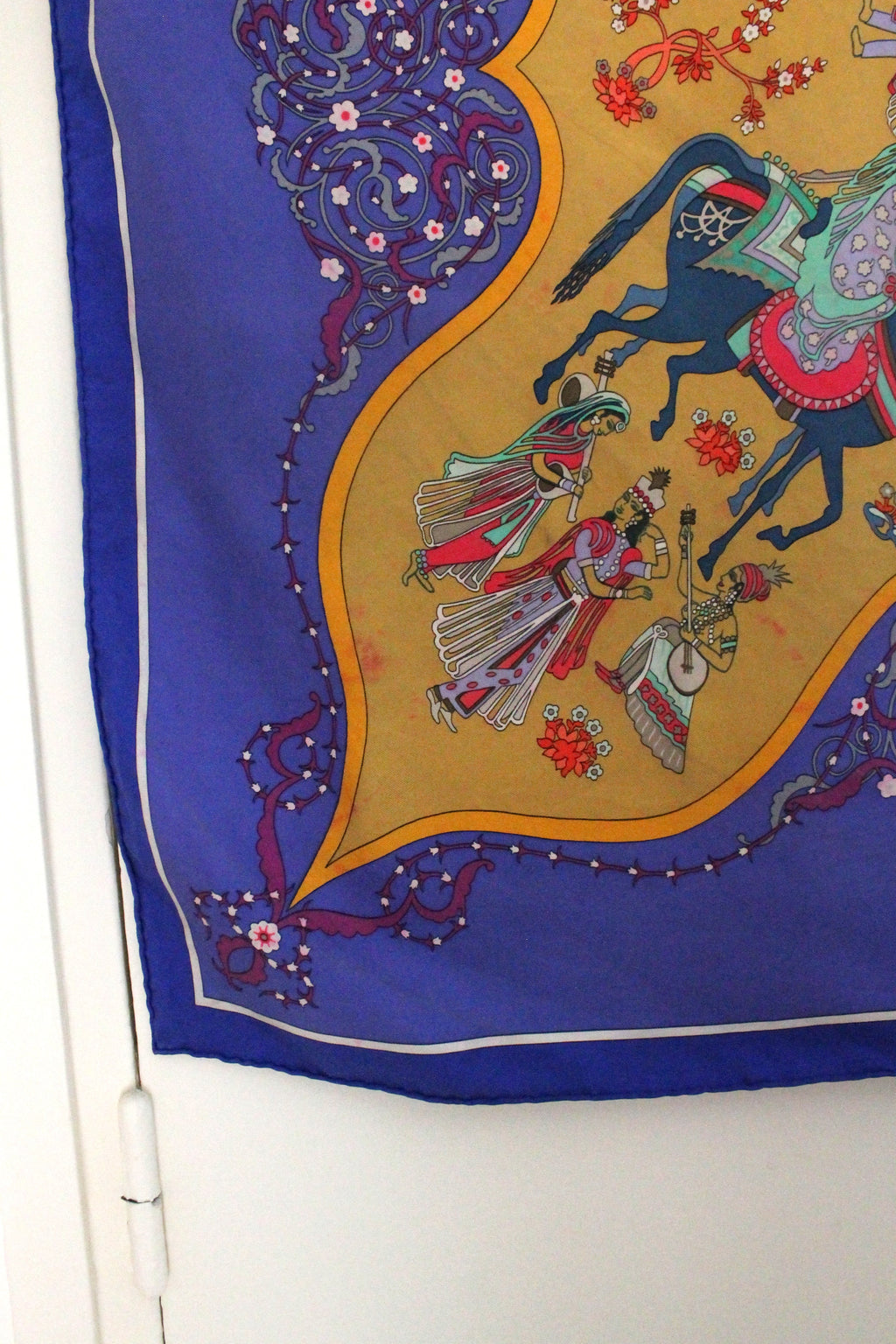 Hermès carré en soie violet et jaune modèle "Poésie Persane"