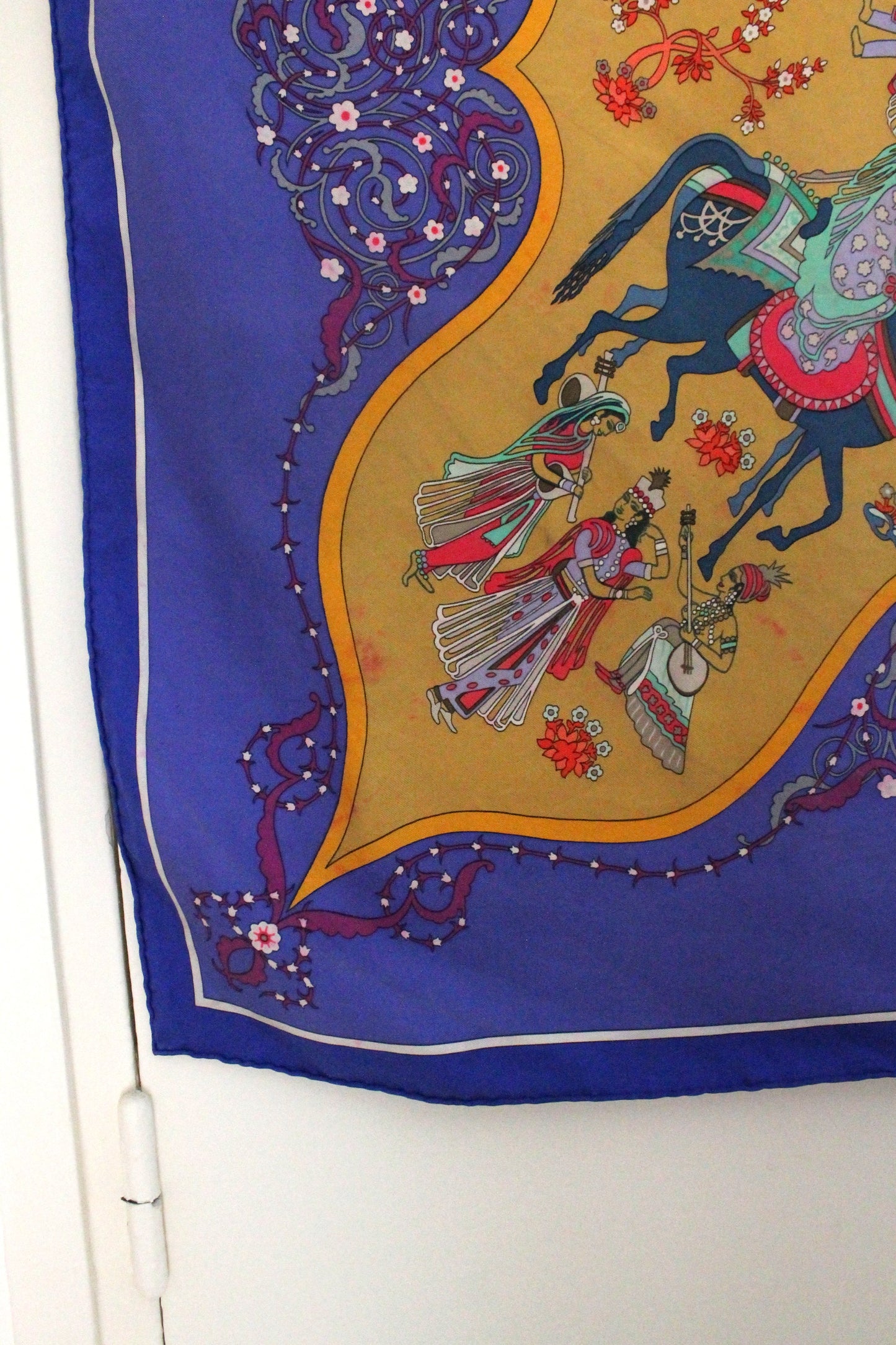 Hermès carré en soie violet et jaune modèle "Poésie Persane"