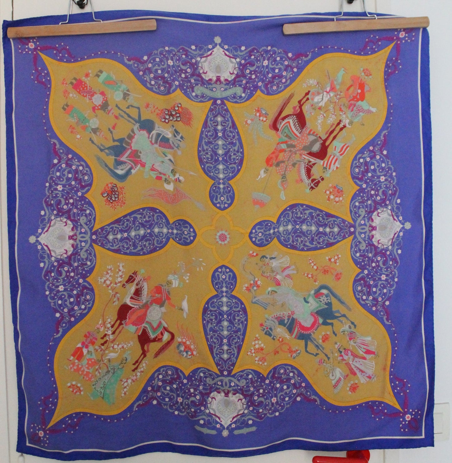 Hermès carré en soie violet et jaune modèle "Poésie Persane"