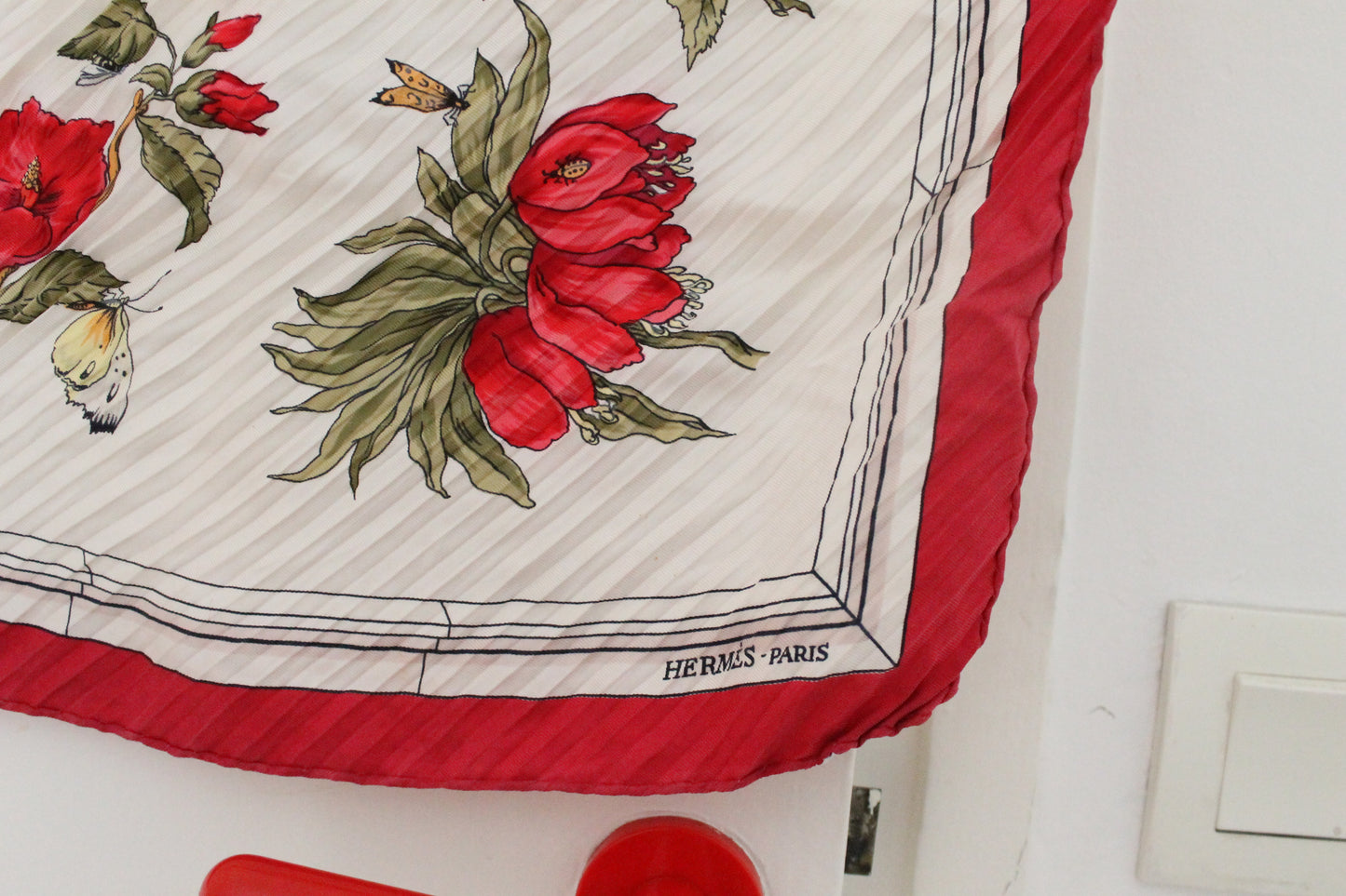 Hermès carré en soie blanc et rouge modèle "Quai aux Fleurs"
