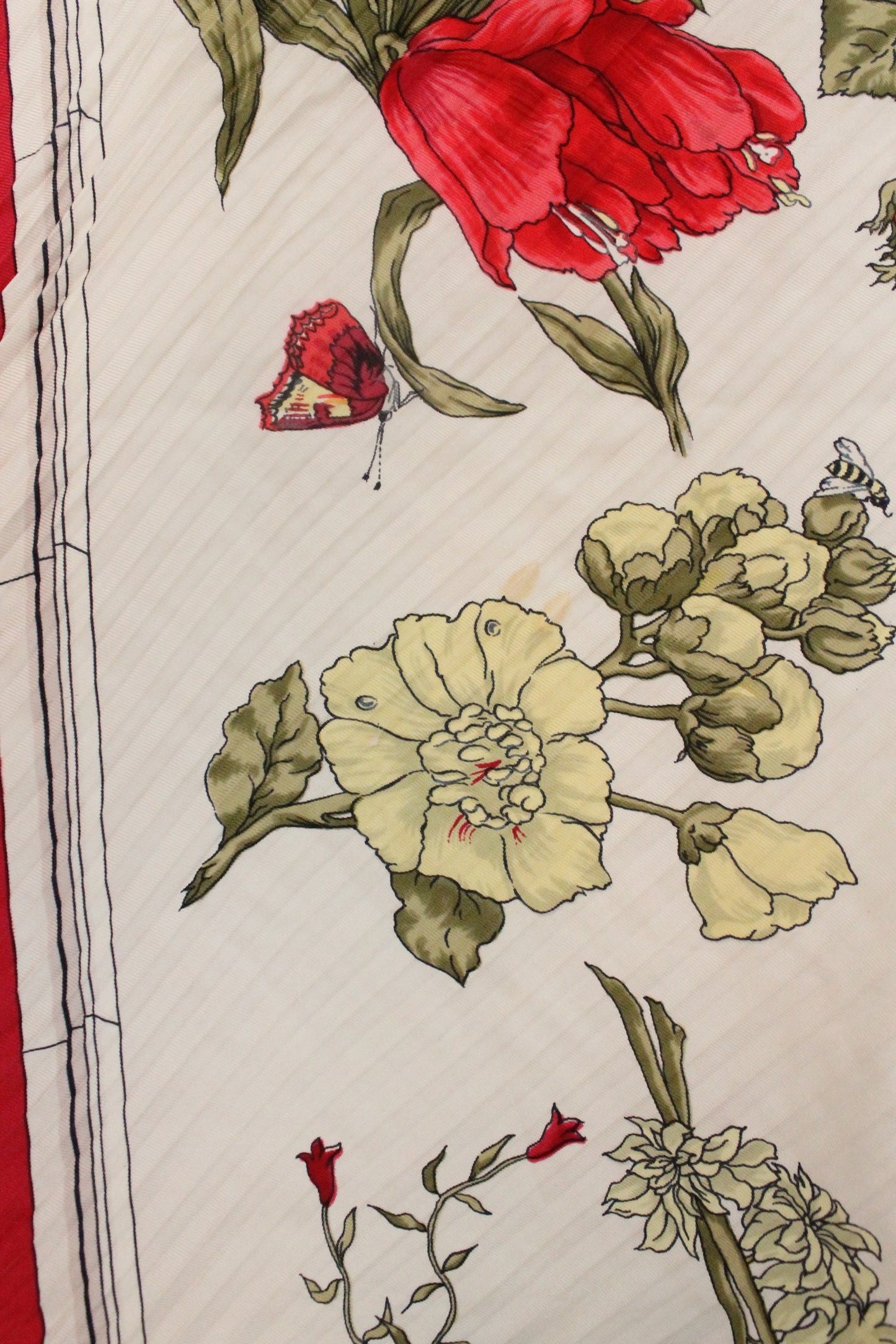 Hermès carré en soie blanc et rouge modèle "Quai aux Fleurs"