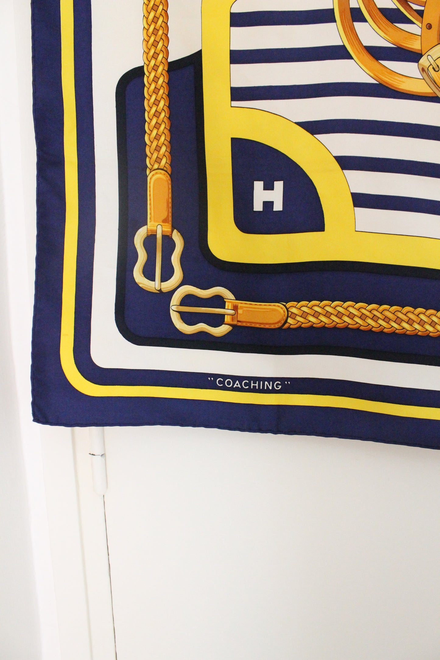 Hermès carré en soie bleu et doré modèle "Coaching"