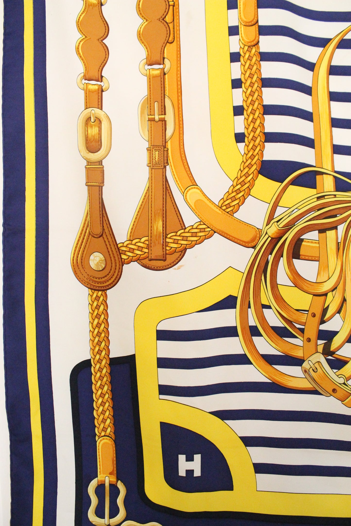 Hermès carré en soie bleu et doré modèle "Coaching"