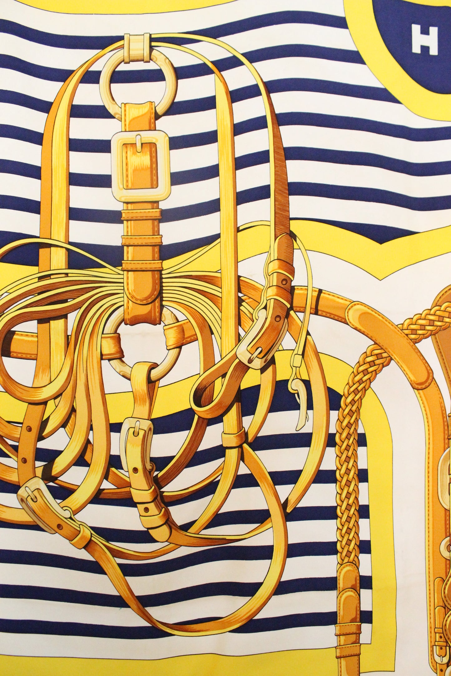 Hermès carré en soie bleu et doré modèle "Coaching"
