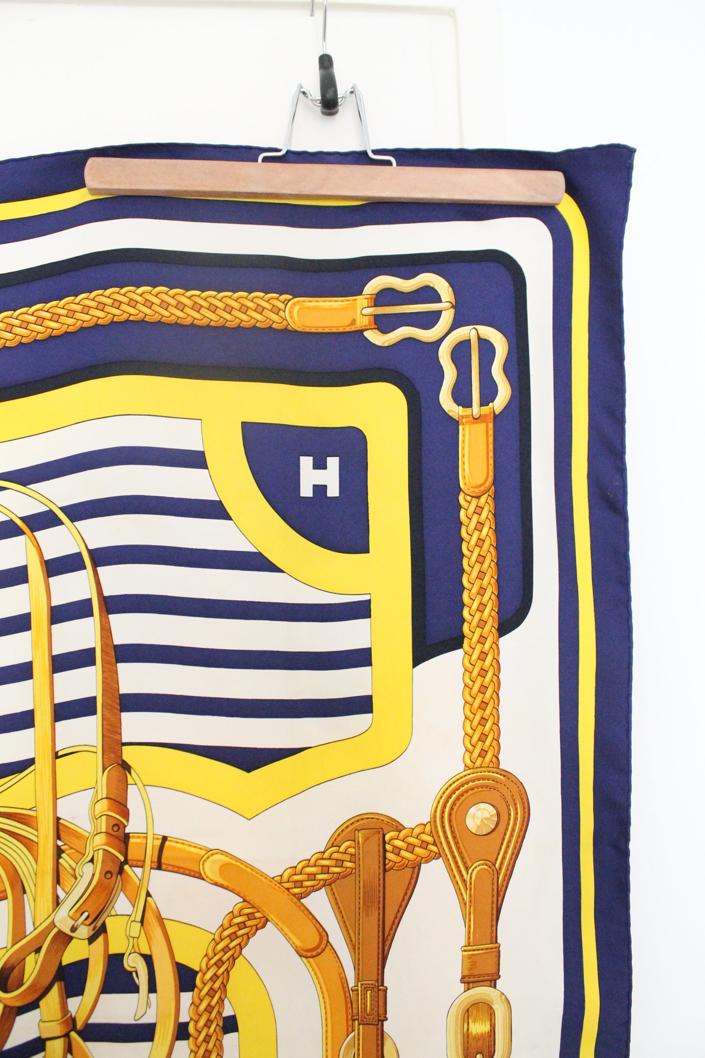 Hermès carré en soie bleu et doré modèle "Coaching"