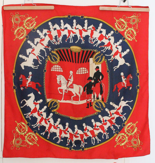 Hermès carré en soie rouge et bleu marine modèle "Manège"