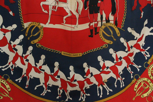 Hermès carré en soie rouge et bleu marine modèle "Manège"